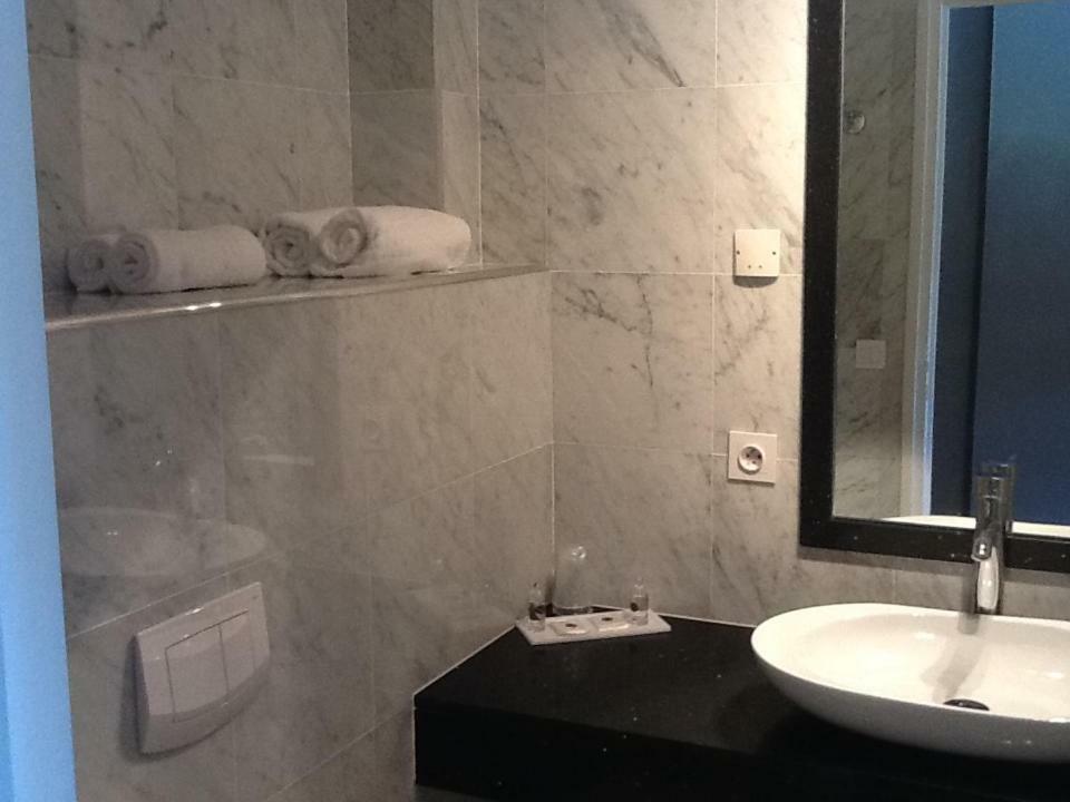 Hotel Les Deux Lions Riez Room photo